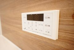 湯量・湯温の設定、そして保温までワンタッチのフルオートバス。便利な追い炊き機能付きです。