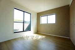 暖かい日差しが差し込む洋室。たっぷり収納できるクローゼット付きでお部屋の中をすっきりと快適に保てます。