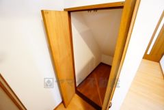 階段下収納。奥ゆきがあるのでスーツケースやシーズンオフの家電品などの大型の荷物を収納する事が出来ます。