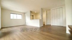 リビングは広々とした設計で、家族が集い、寛ぐ暮らしの空間を演出しています。思い思いの時間を過ごしたり、家族みんなで食事をしたり、素敵な団らんの場になりますね。