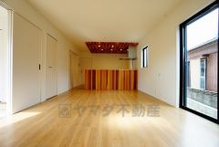 同仕様写真。広々とした設計で、家族が集いやすく、くつろぎやすいリビングです。