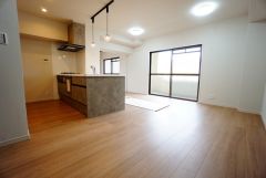 大きな窓のあるリビングは、陽光あふれる明るい空間です。居心地良く、ご家族皆がゆったり寛げる憩いの空間となりそうです。