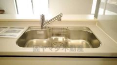 広々としたステンレスシンクには、洗剤やスポンジを収納出来るラック付き。広さも確保しているので、大きなお鍋も洗いやすいです。