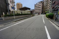 大型車の通行が少なく、騒音や振動が少ないので静かで快適な生活を送れます。