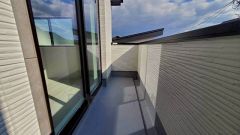 南側に面したバルコニーは日当たり良好です。お洗濯物も気持ちよく干せそうです。日光浴をしたり、星を眺めたりも良いですね^^