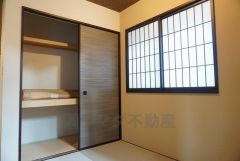 同仕様写真。リビング隣には、ホッとできる和室を用意。お子様のお昼寝スペースや書斎としてなど、いろいろとお使い頂けます。