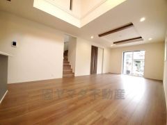 大きな窓のあるリビングは、陽光あふれる明るい空間です。居心地良く、ご家族皆がゆったり寛げる憩いの空間となりそうです。