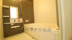 1日の疲れを癒すくつろぎのバスルーム。足を伸ばしてもゆったりと入れるサイズです。お子様と一緒にお風呂に入っても狭くないですね^^