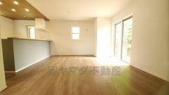 リビングは広々とした設計で、家族が集い、寛ぐ暮らしの空間を演出しています。思い思いの時間を過ごしたり、家族みんなで食事をしたり、素敵な団らんの場になりますね。