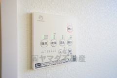 浴室暖房乾燥機付き。天候に左右されず、いつでも好きなときに洗濯物を干せるので、仕事や家事で忙しい方に重宝します。