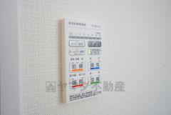 雨の日の洗濯も安心できる浴室暖房乾燥機付き浴室。リモコンで操作もボタン1つで簡単。