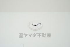 火災発生をいち早く知らせてくれる火災報知器は標準装備です。