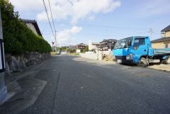 現地（2025年4月3日）撮影。前面道路は5.9ｍあり、車同士がすれ違うスペースが十分にあります。