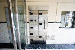 不在時でも荷物が受け取れる宅配ボックス完備。共働きの家庭や外出の多い方に便利。お子様の留守番中も安心ですね＾＾
