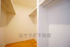 同仕様写真。ウォークインクローゼット。洋服や小物などを1箇所にまとめて美しい収納を実現します。スーツケースのような大型の荷物も置けます＾＾