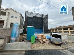 現地（2026年4月13日）撮影。三苫駅徒歩8分で、忙しい朝もゆとりの時間が持てます。シンプルでいつまでも飽きのこないデザインが周囲の環境に調和し、どんなご家族にもフィットするデザインです。