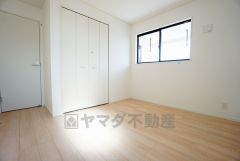 住む人のこだわりを活かす洋室。日当たりがよく、寝室としての利用もおすすめ。広めのクローゼットには荷物をすっきり片付けられ、ゆとりのある暮らしが出来ます＾＾