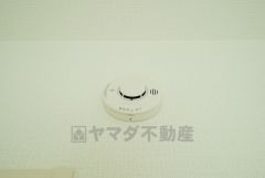 火災による煙や熱を感知して、警報音やブザー等で火災の発生を知らせてくれる火災警報器。