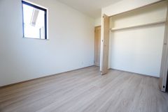 暖かい日差しが差し込む洋室。たっぷり収納できるクローゼット付きでお部屋の中をすっきりと快適に保てます。