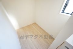 洗面脱衣室内に便利なフリースペースを確保。 収納棚を設ければタオルや日用品のストック置場として活躍します。 ランドリースペースや室内物干しコーナーとしても使える、家事動線を考えた設計です。