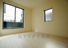 同仕様写真。寛ぎの時間を紡ぎだす主寝室は、大型ベッドを置いても余裕の広さを確保しています。