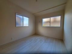 暖かい日差しが差し込む洋室。たっぷり収納できるクローゼット付きでお部屋の中をすっきりと快適に保てます。