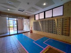 広々としたエントランスが開放感を演出しています。セキュリティ充実。安心のできる暮らしをご提供致します。