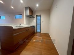 リビングにいるお子様を見守りながらお料理ができる対面キッチン。カウンタートップの汚れもサッと拭き取ることができ、お掃除ラクラク＾＾