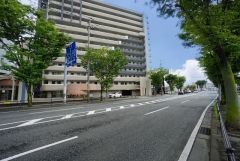 前面道路は広く、車同士がすれ違うスペースが十分にあります。