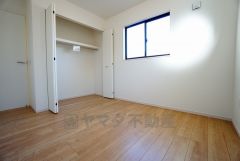 同仕様写真。暖かい日差しが差し込む洋室。たっぷり収納できるクローゼット付きでお部屋の中をすっきりと快適に保てます。