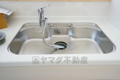 広々としたステンレスシンクには、洗剤やスポンジを収納出来るラック付き。広さも確保しているので、大きなお鍋も洗いやすいです。