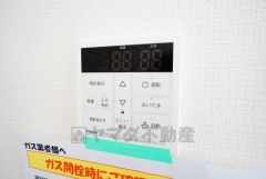 キッチン横からボタンひとつで操作が楽々。