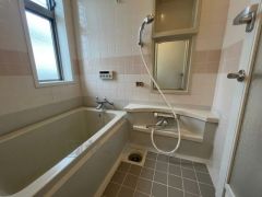 大きな窓から自然光が差し込む、明るく開放感のある浴室。ゆったりとした浴槽でリラックスしたバスタイムをお過ごしいただけます。換気もしやすく、快適にご利用いただけます。