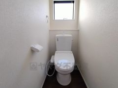 温水洗浄機付トイレです。節水機能もあるので、安心して使えますね。もちろん、1階2階の2ヶ所にトイレがあるので、忙しい朝にもゆとりができますね。