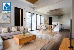 家具はイメージです。大きな窓のあるリビングは、陽光あふれる明るい空間です。居心地良く、ご家族皆がゆったり寛げる憩いの空間となりそうです。