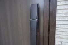 同仕様写真。お子様を抱っこしながら簡単に開けられるのが便利なスマートキー。