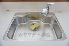 同仕様写真。広々とした凸型シンクに洗剤ポケットを標準装備。大きなお鍋など洗いやすいです。