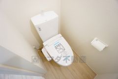 温水洗浄機付トイレです。節水機能もあるので、安心して使えますね。もちろん、1階2階の2ヶ所にトイレがあるので、忙しい朝にもゆとりができますね。