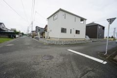 前面道路は5.9ｍあり、車同士がすれ違うスペースが十分にあります。