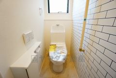 同仕様写真。温水洗浄機付トイレです。節水機能もあるので、安心して使えますね。もちろん、1階2階の2ヶ所にトイレがあるので、忙しい朝にもゆとりができますね。