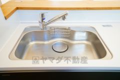 広々とした凸型シンクに洗剤ポケットを標準装備。大きなお鍋など洗いやすいです。