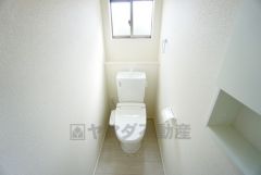 温水洗浄機付トイレです。節水機能もあるので、安心して使えますね。もちろん、1階2階の2ヶ所にトイレがあるので、忙しい朝にもゆとりができますね。