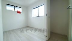 2面採光を確保した明るい室内は、風通しも良く、大変居心地の良い空間となっております。爽やかな風を感じて起きる朝は、快適生活の始まりに。