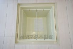 同仕様写真。キッチンにある床下収納は、居住スペースを減らさずに買い置きの調味料や非常食などを保管することができます。