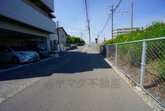 住人以外の車の進入も少なく、小さなお子様を持つご家庭にも安心です。西鉄香椎花園前駅まで徒歩6分、都心へのアクセス良好。