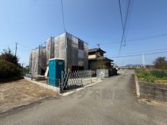 前面道路。東側約4ｍ公道。閑静な住宅地＾＾車による騒音や排気ガスの影響が比較的少なく、静かな環境です＾＾