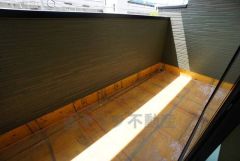 陽当たりの良いバルコニーです。お洗濯やお布団干しはもちろん、日光浴スペースにも。足元は防水工事施工済です。