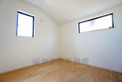 同仕様写真。角部屋ならではの2面採光。陽のあたる時間が長く、冬でもあたたかいです。