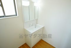 同仕様写真。三面鏡つき洗面台。鏡裏にたっぷりとした収納スペースがあります。鏡を閉めてしまえば小物は見えないため、スッキリとした印象の洗面台にできます。