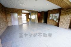 広々としたエントランスが開放感を演出しています。